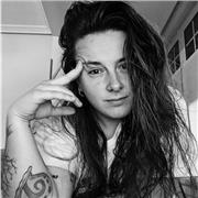 Chica da clases de historia y geografía. La historia contada de una manera atrayente se vuele interesante